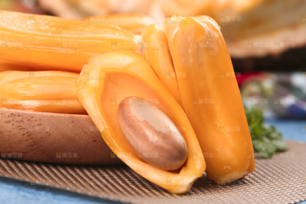 蓝底上放着泰国菠萝蜜