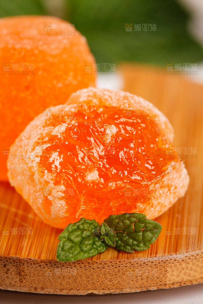 木板上放着水果味软糖