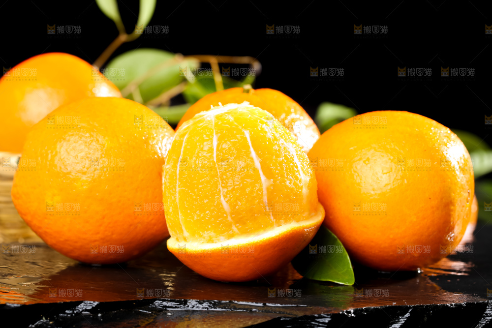 深色上放着脐橙