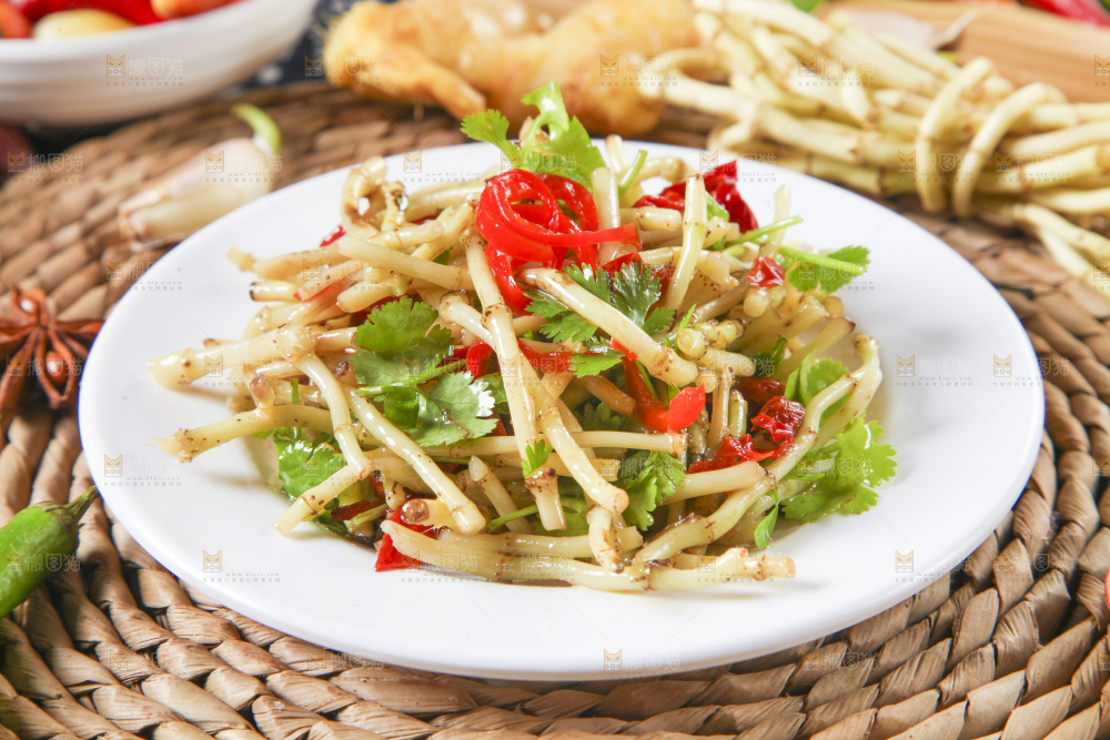 盘子里装着炒鱼腥草