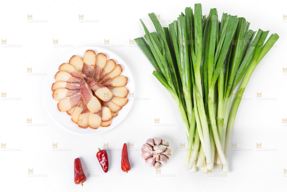 白底上放着蒜苗和腊肉