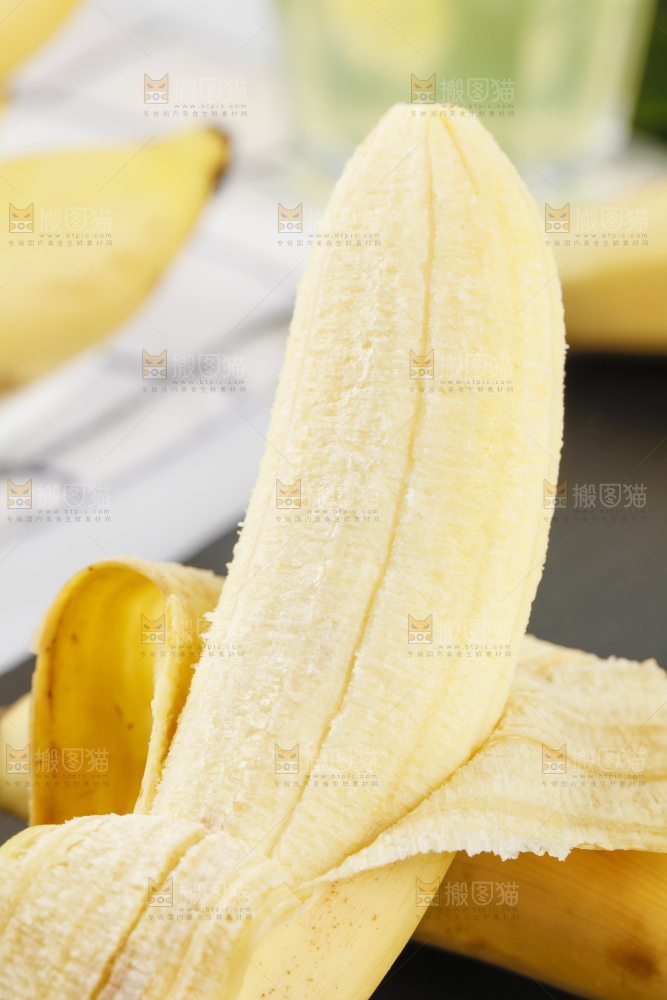 黑石板上的芭蕉