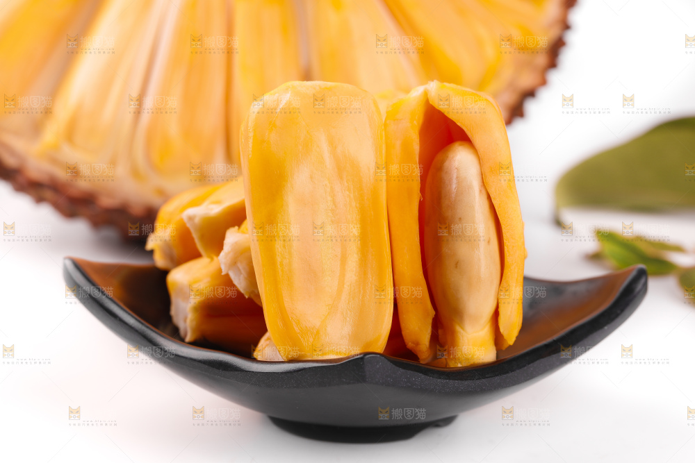 碟子里装着越南红心菠萝蜜