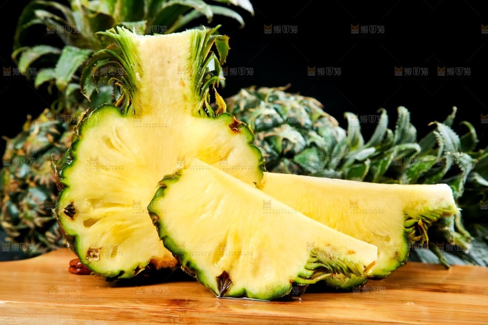 木底上的泰国小菠萝
