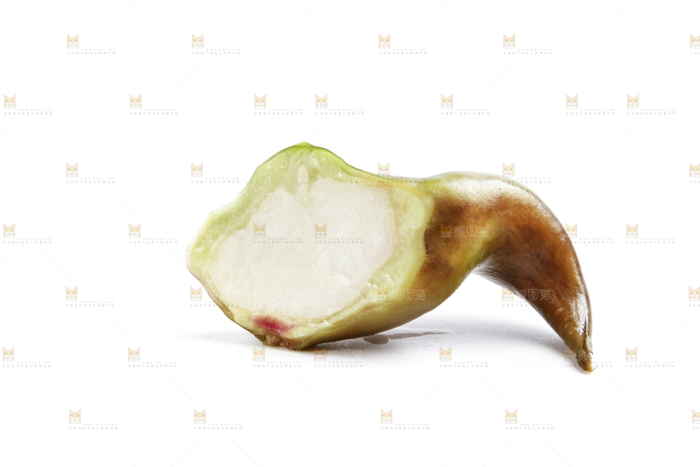 浅底上放着洪湖菱角