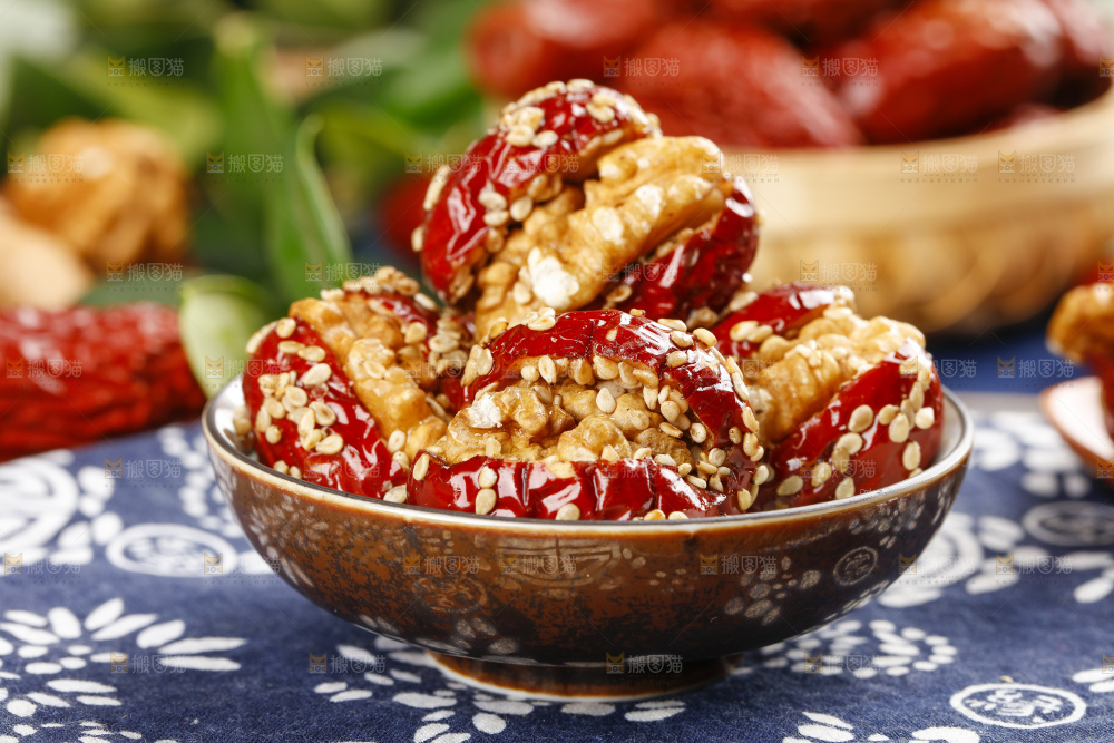 花布底上放着新疆枣夹核桃