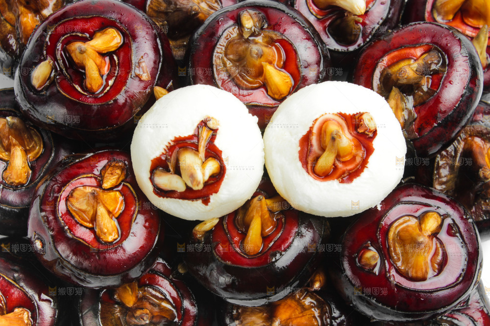 白底上摆放着广西荔浦马蹄