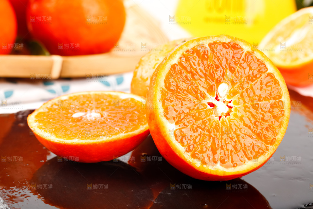 黑石板上的橘柑