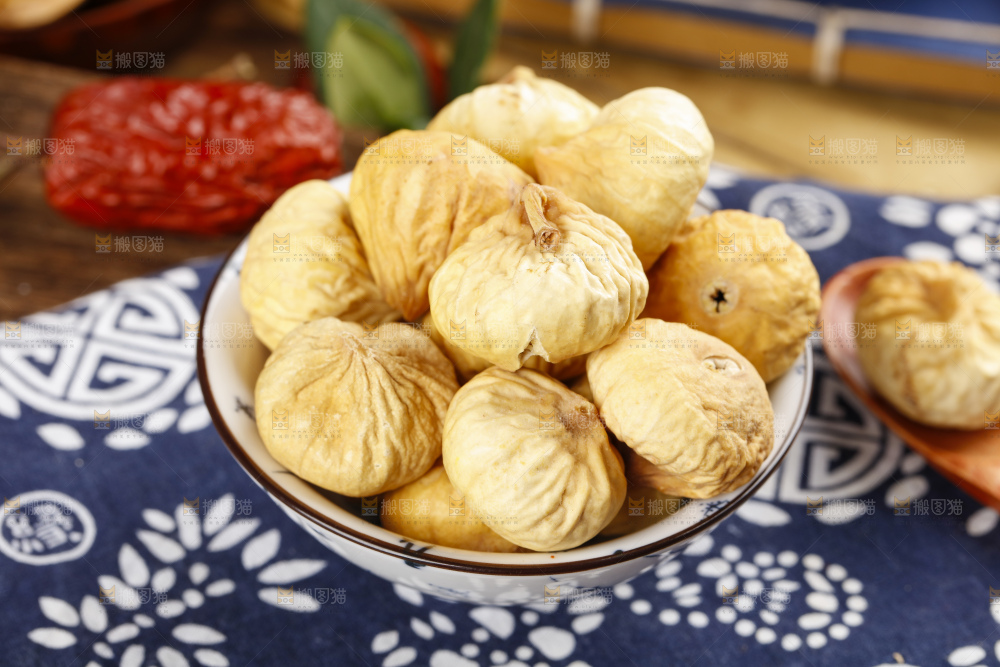 盘子里的新疆无花果干