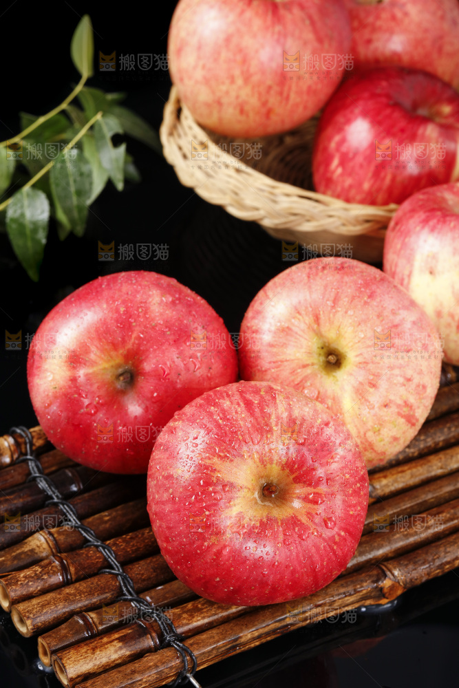 竹底上放着新疆红富士