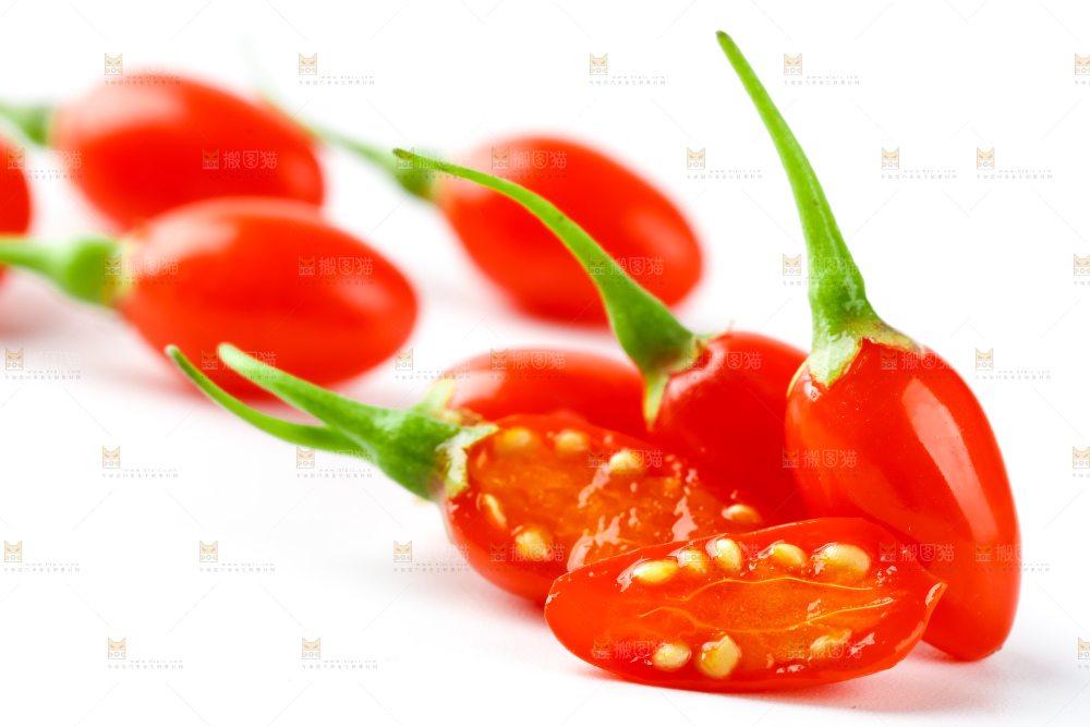 白底上放着枸杞