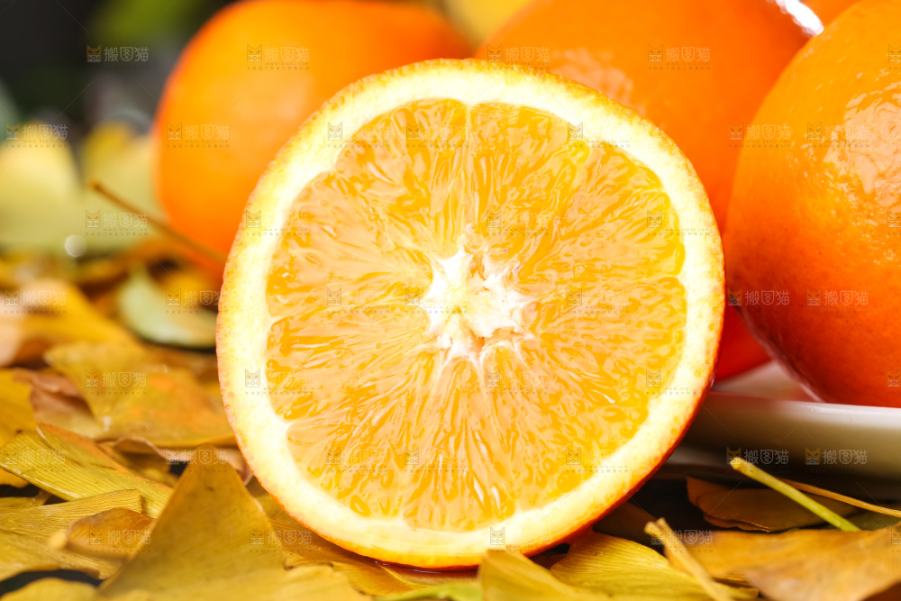 盘子里放着脐橙