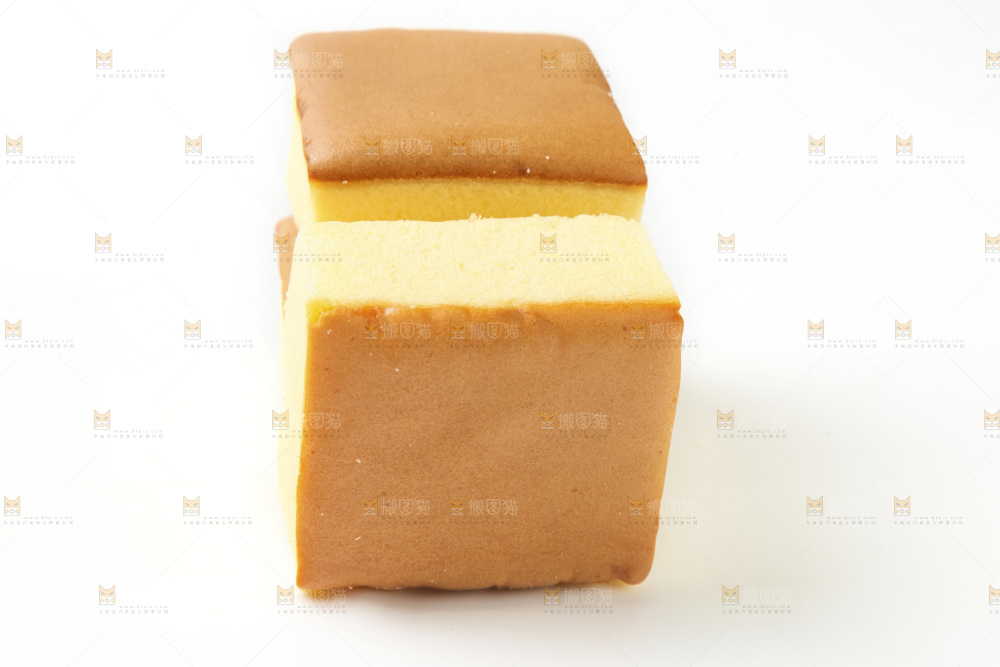 白底上放着小蛋糕