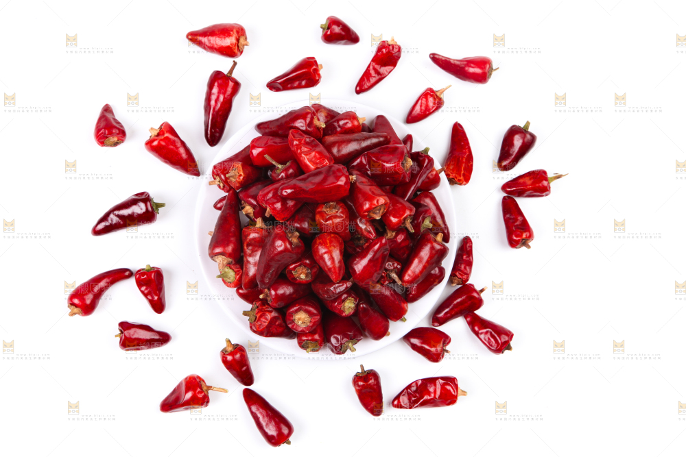 白底上的子弹头辣椒