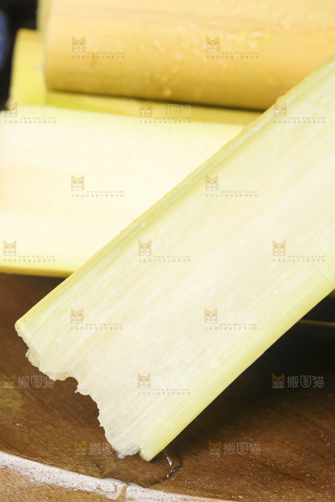 木板上放着白玉甘蔗