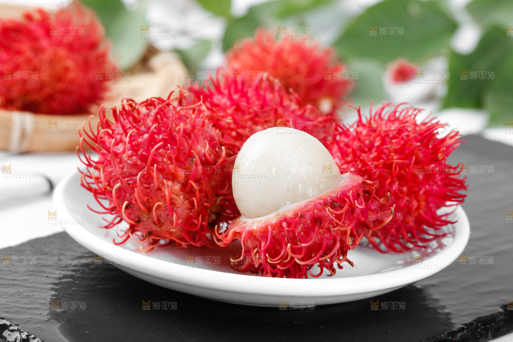 盘子里装着毛荔枝