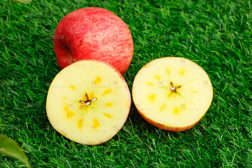 草地上放着冰糖心苹果