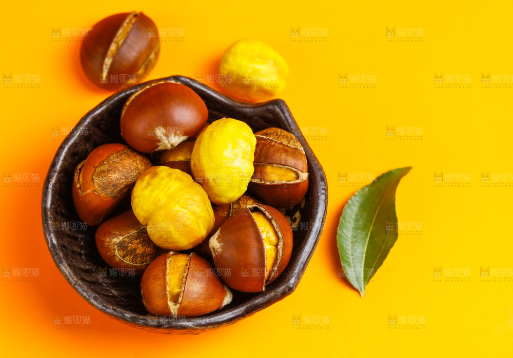 黄底上放着生板栗