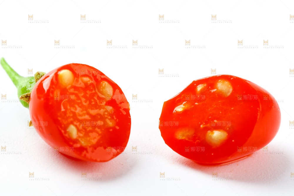 白底上放着枸杞