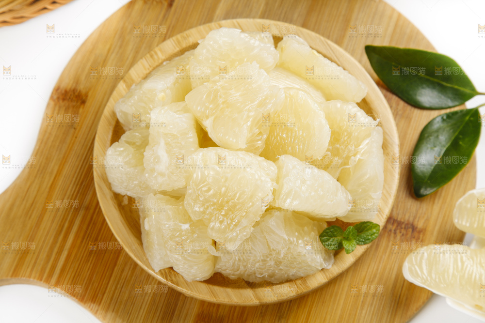盘子里装着平和白心蜜柚