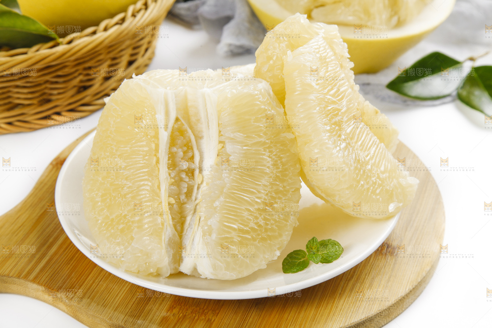 盘子里装着平和白心蜜柚
