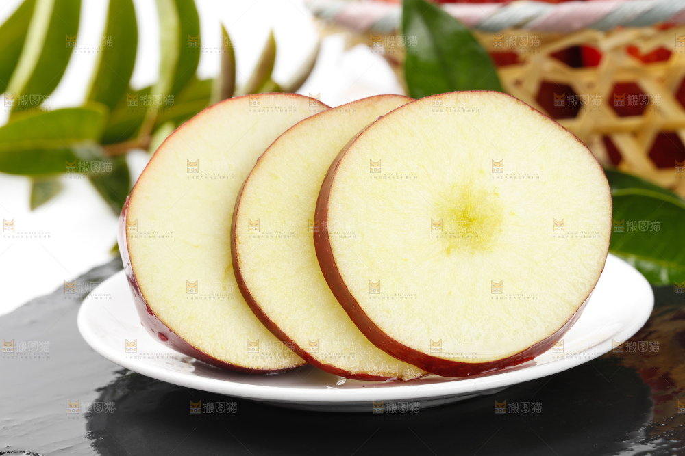 盘子里的美国红蛇果