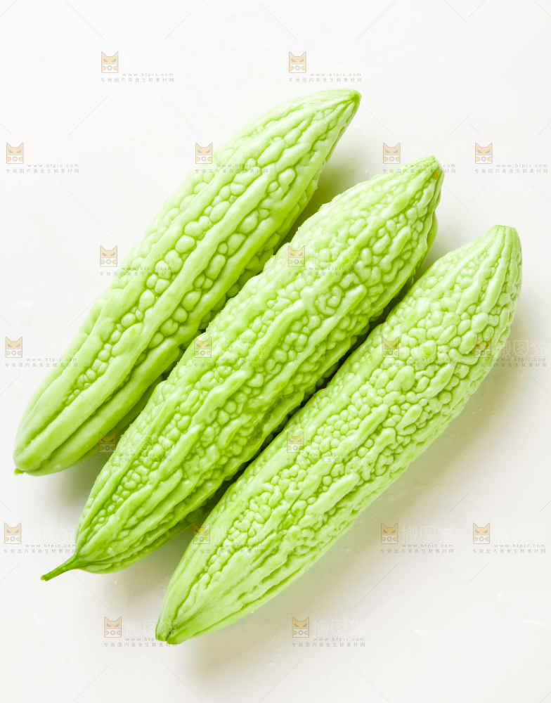 白底上摆放着新鲜苦瓜