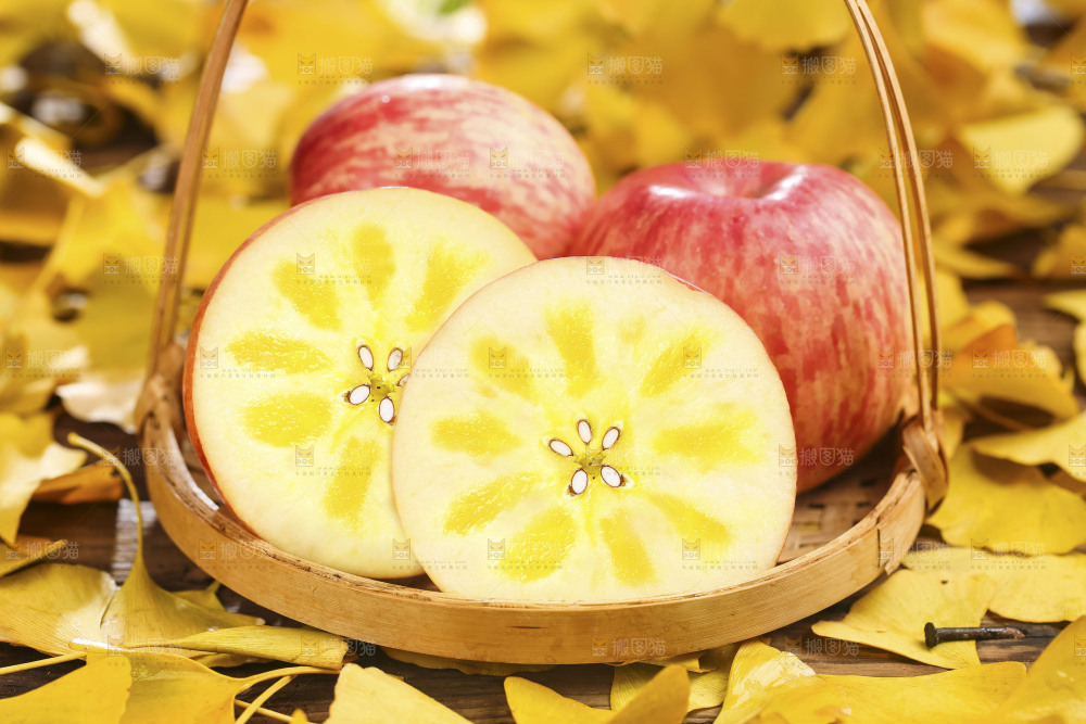 篮子里装着冰糖心苹果