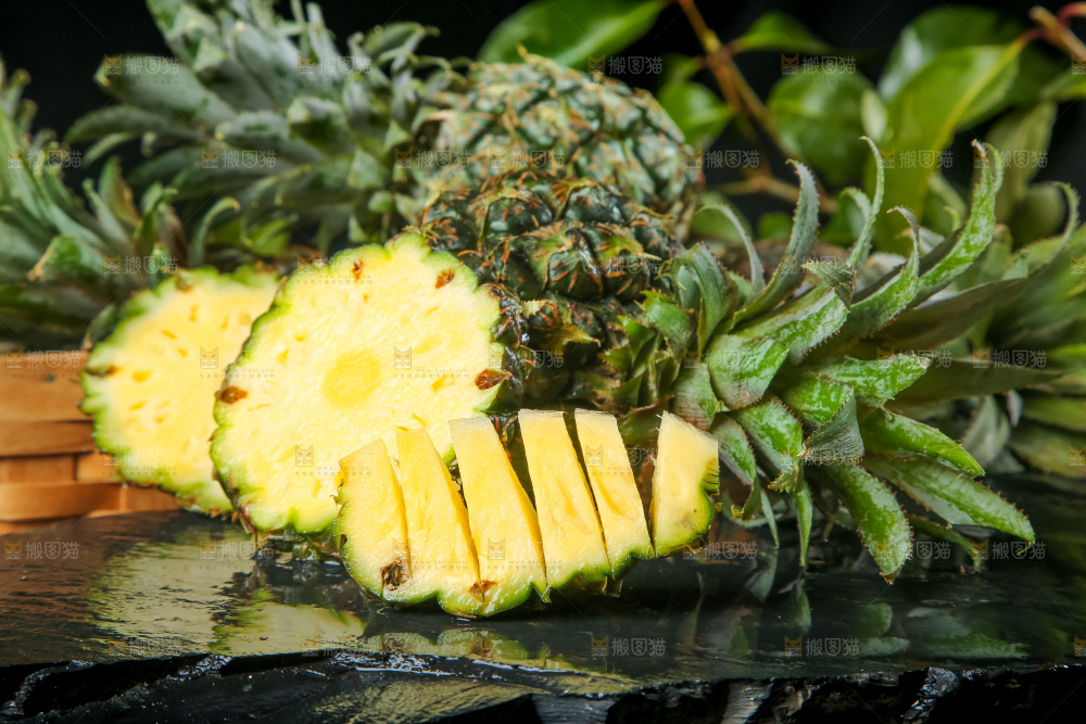 石板上摆放着泰国小菠萝