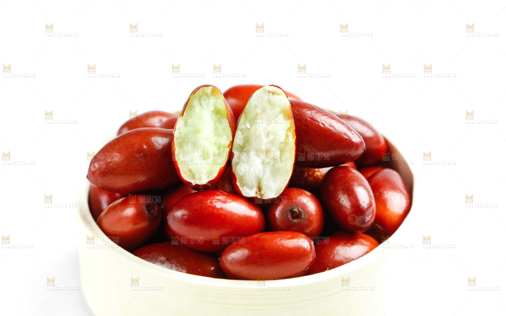 白底上放着新鲜红枣