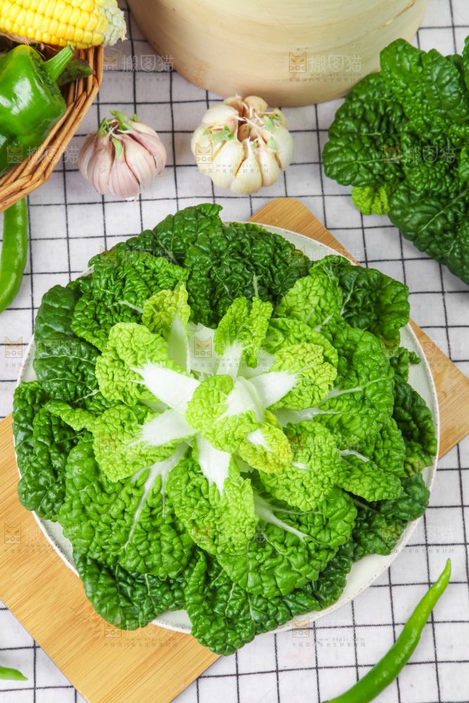 木板上的奶油白菜