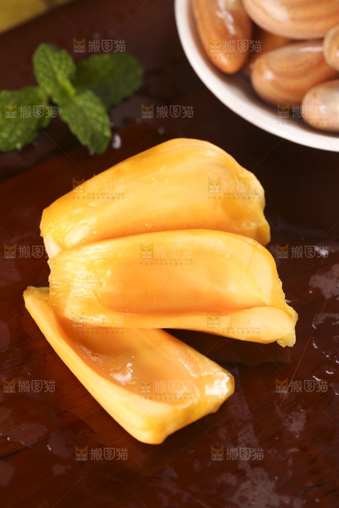 木板上的越南红心菠萝蜜