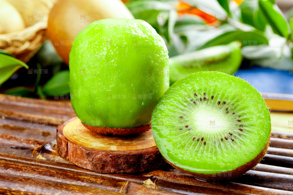 竹底上的陕西猕猴桃