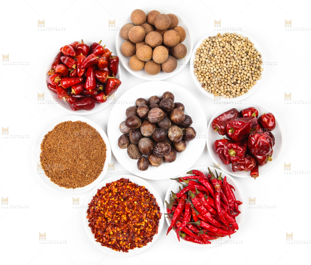 白底上放着香料组合