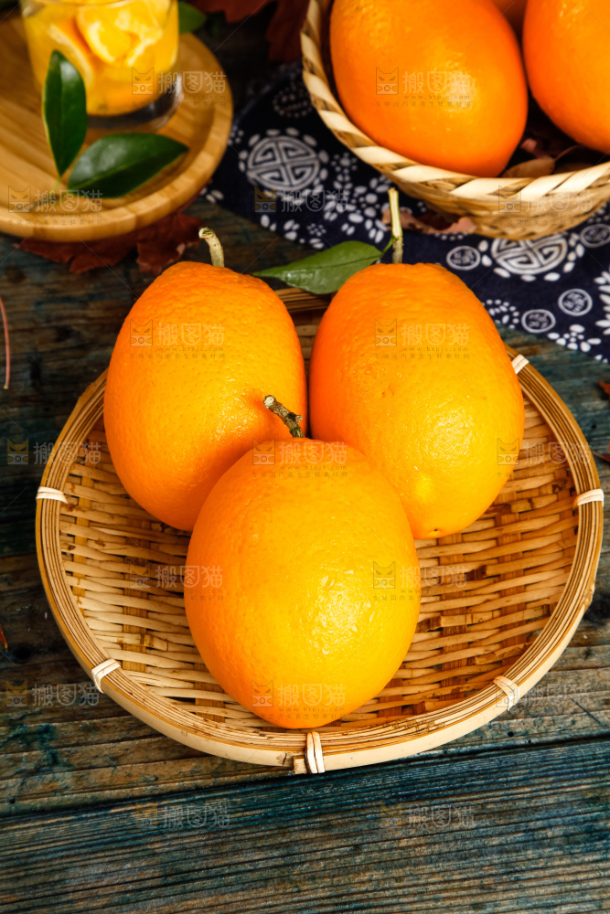 篮子里装着长虹脐橙