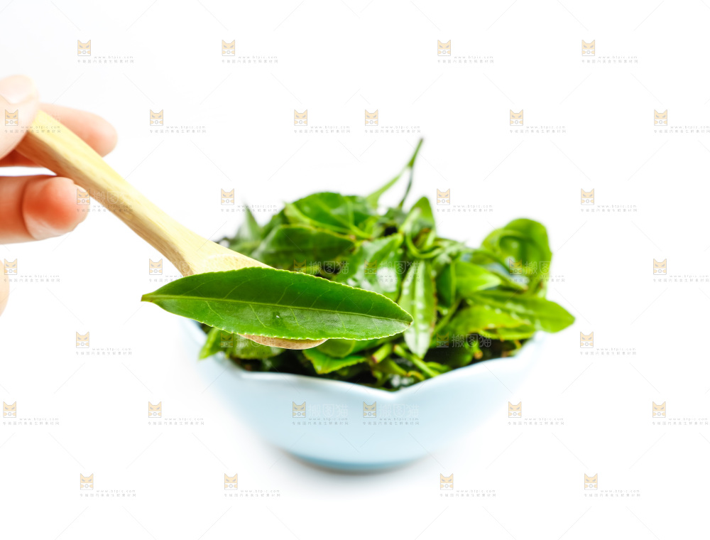 白底上摆放着茶叶子
