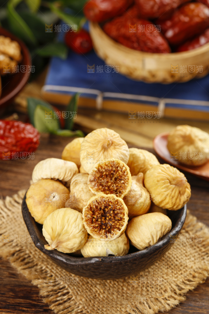 盘子里的新疆无花果干