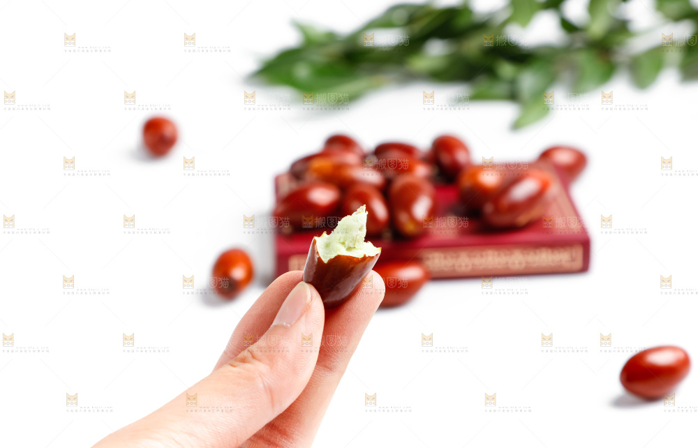 白底上的新鲜红枣