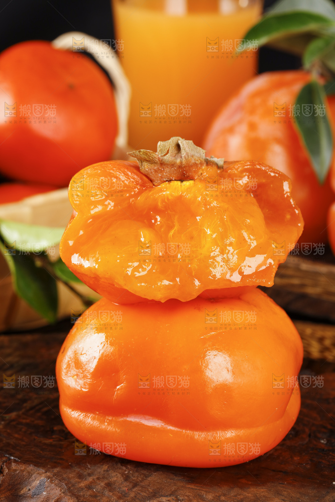 木板上摆放着易县磨盘柿子