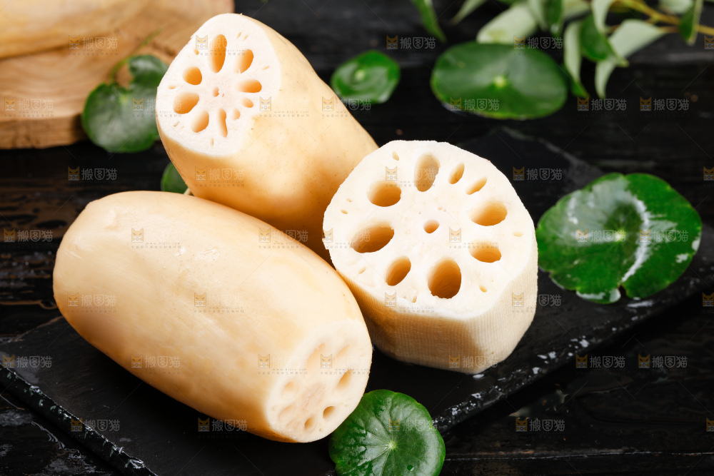 黑底上一堆湖北莲藕和切片的莲藕