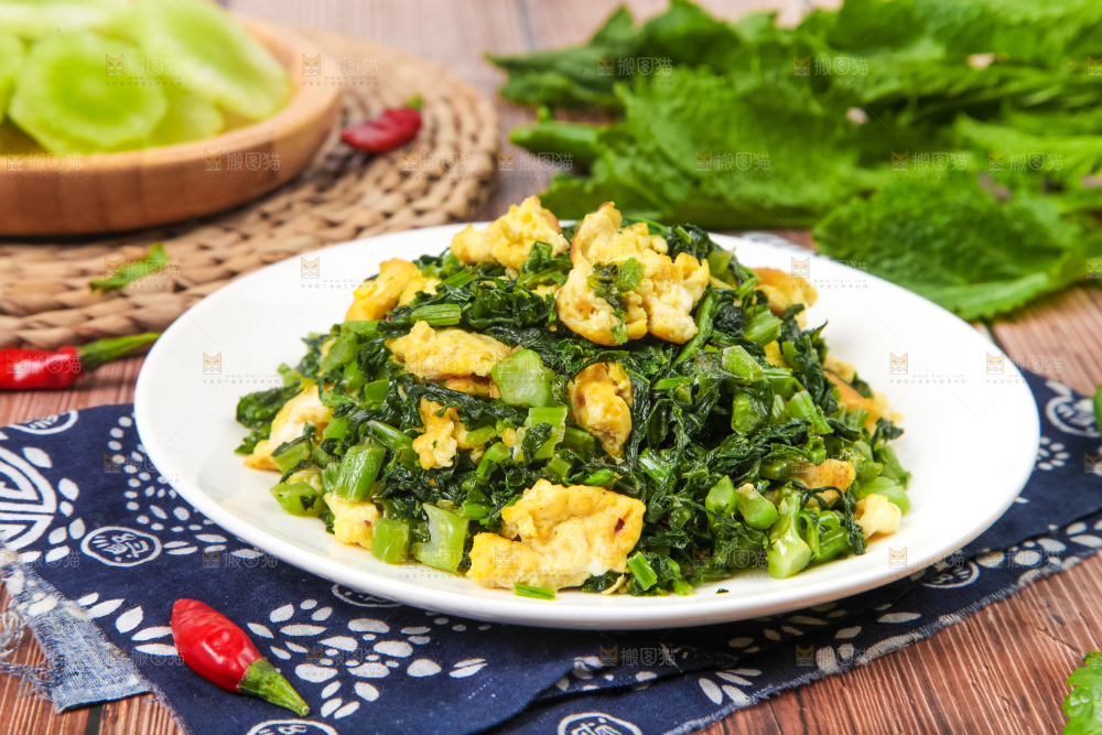 盘子里装着腊菜炒鸡蛋