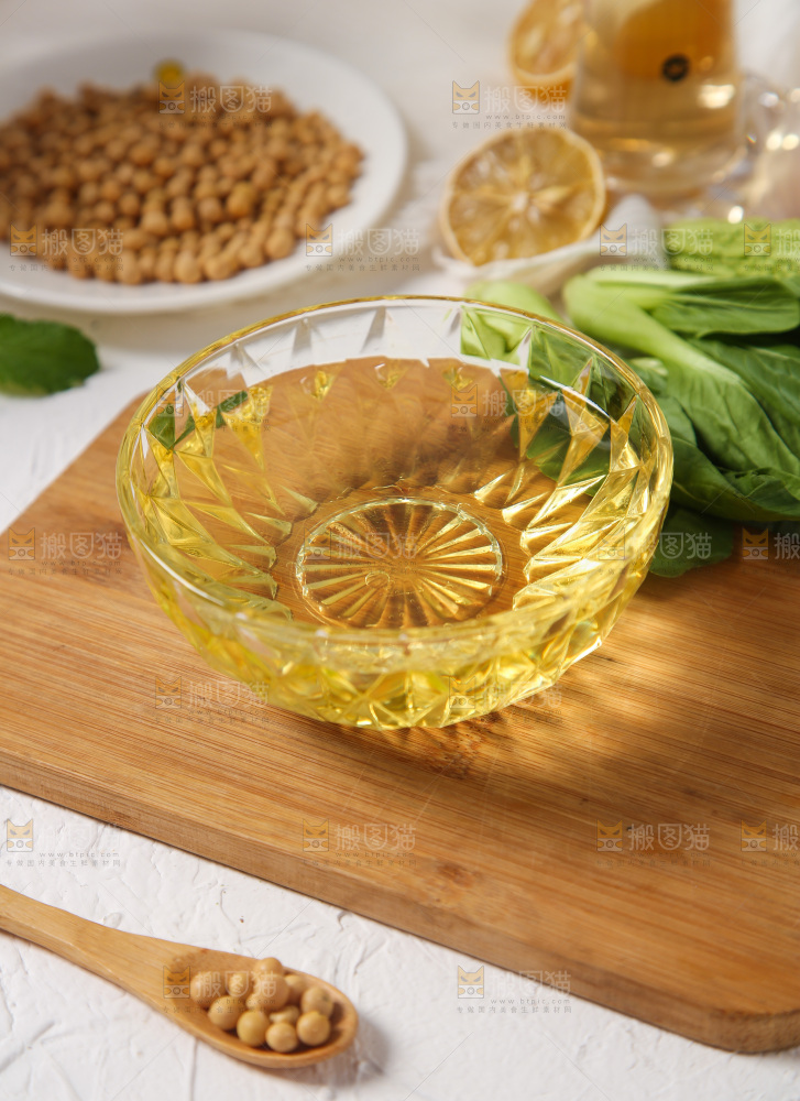 碗里装着食用油