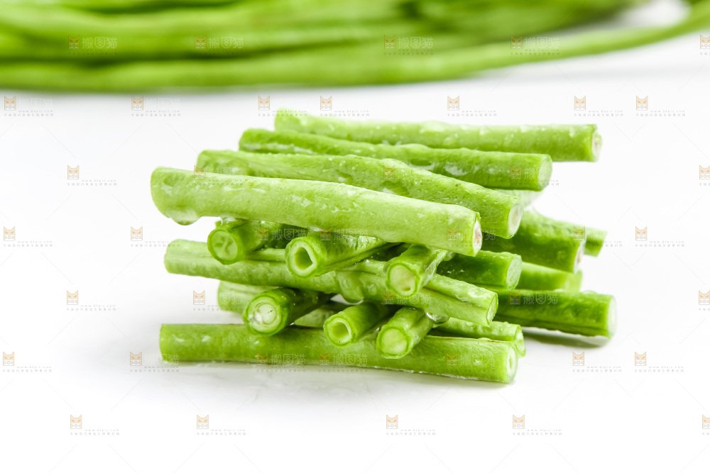 白底上放着豇豆角