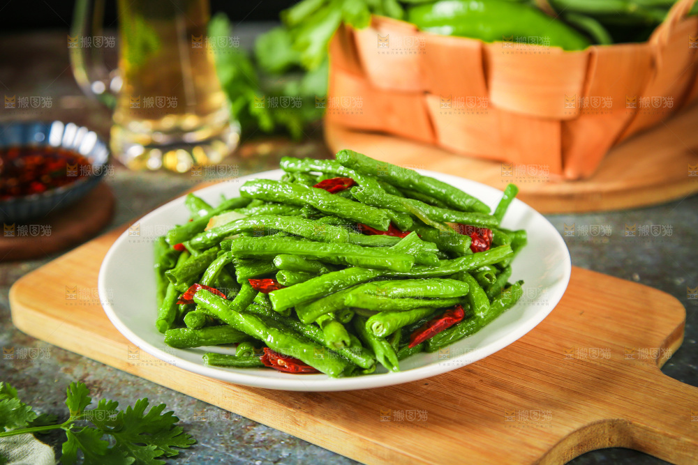 盘子里的豇豆炒辣椒