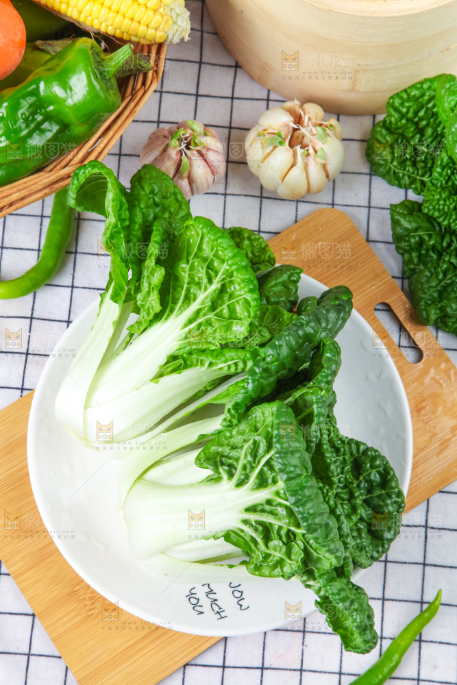 木板上的奶油白菜