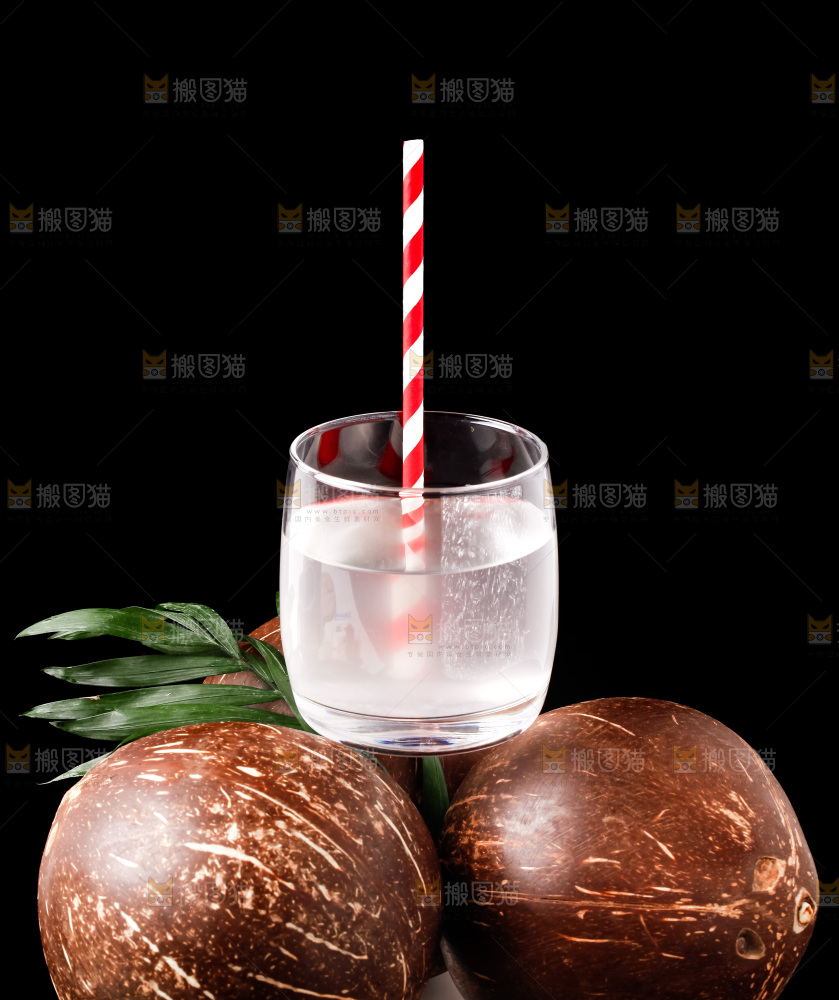 杯子里装着椰子汁