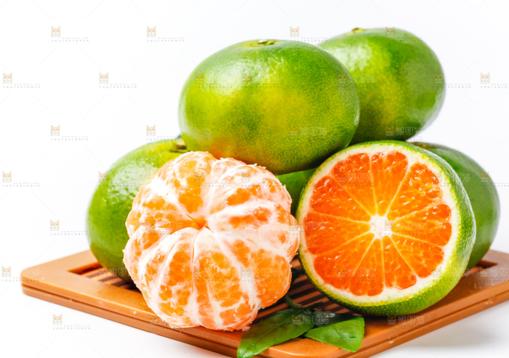 木盘上的青皮蜜橘