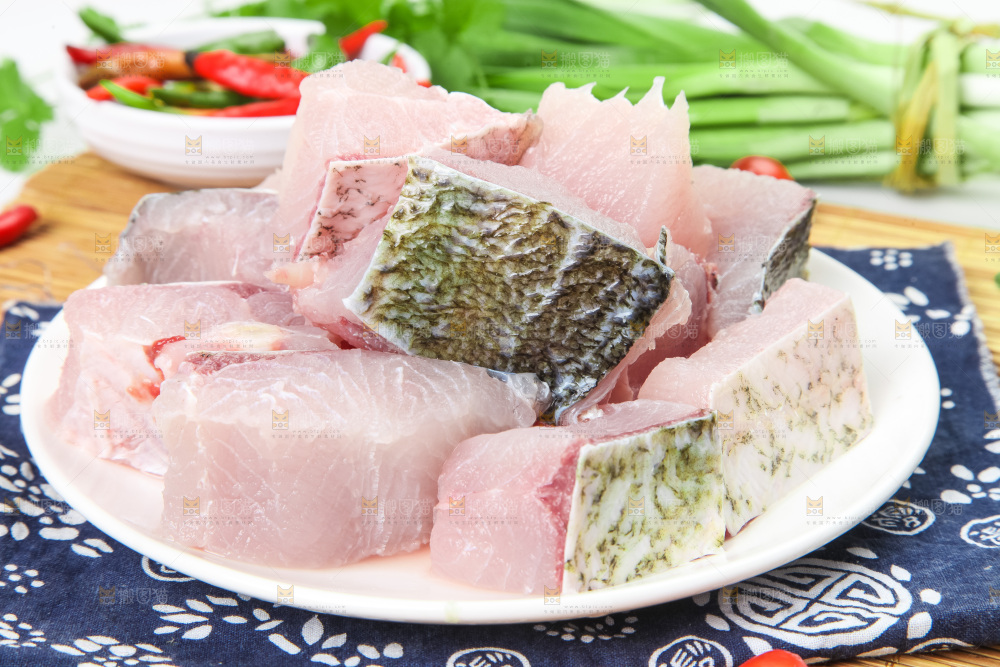盘子里装着新鲜鱼块