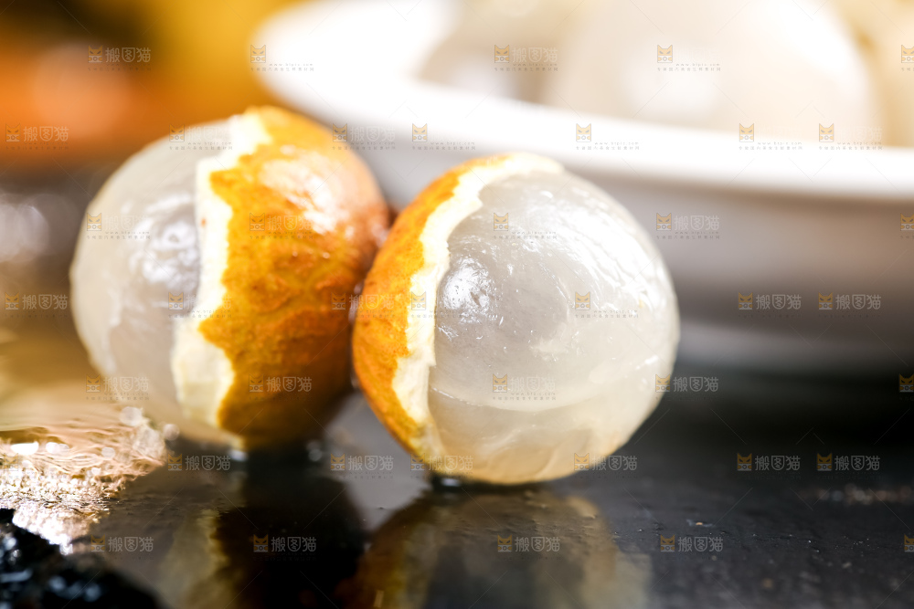 黑石板上摆放着泰国龙眼