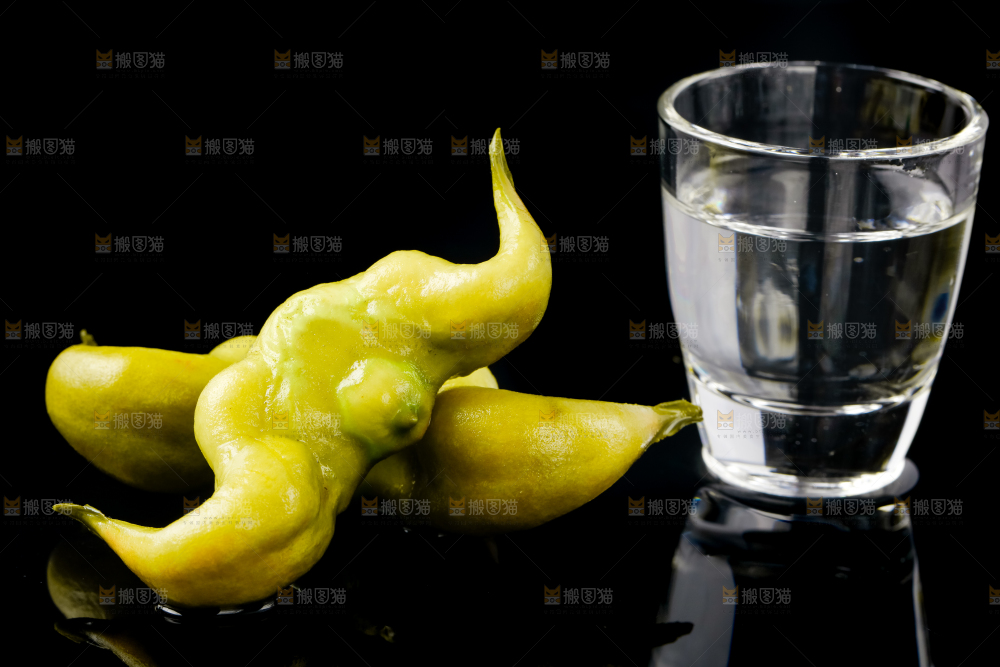 黑底上放着菱角和水